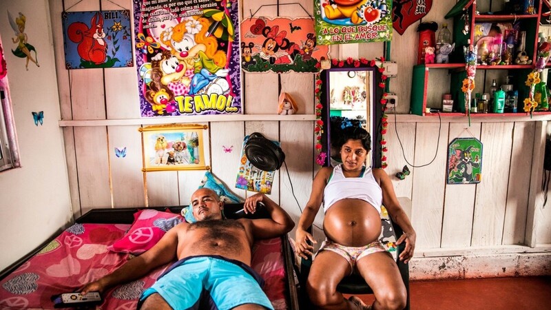 Auf dem Foto ist die junge Frau Yorladis mit deutlichem Babybauch zu sehen. Obwohl sie bereits das sechste Mal schwanger ist, wird es ihr erstes Kind sein: Yorladis war Mitglied der FARC-Rebellen in Kolumbien. Diese zwangen Frauen gewaltsam, ihre ungeborenen Kinder abzutreiben. Schwangerschaft und Guerilla-Kämpfe passten in ihren Augen nicht zusammen. Seit dem Friedensvertrag zwischen der Regierung und den Rebellen gibt es nun einen regelrechten Baby-Boom unter früheren Rebellen.