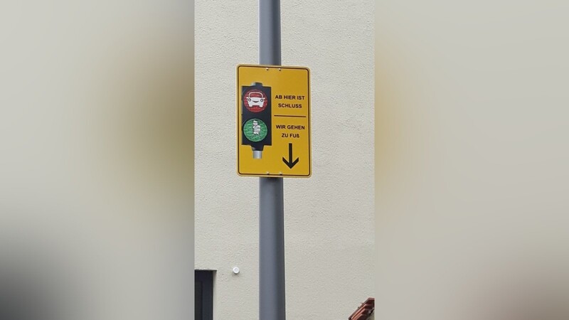 Egal ob Straubing oder Bogen: Solche Schilder sollen dafür sorgen, dass Eltern nicht direkt vor dem Eingang parken und so andere gefährden.