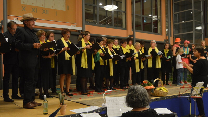 Der große Chor der Liedertafel tritt oft zusammen mit befreundeten Solisten und Gruppen auf.