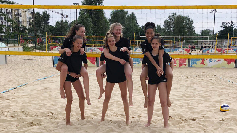 Die Mädchen des Bayerischen Volleyball-Verbandes überzeugten beim Bundespokal Beach. FTSV-Talent Antonia Herpich (l. hinten) gewann mit ihrer Partnerin Alena Pauker aus Sonthofen Silber. Emilia Jordan (vorne r.) kam mit ihrer Partnerin Miracle Echipue aus München auf Platz sieben.