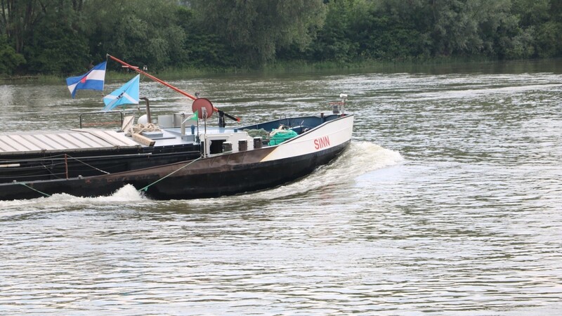 Ein Schiff namens Sinn schiebt sich auf der noch frei fließenden Donau voran. Um Hochwasserschutzmaßnahmen in diesem Bereich ging es im Stadtrat Bogen.