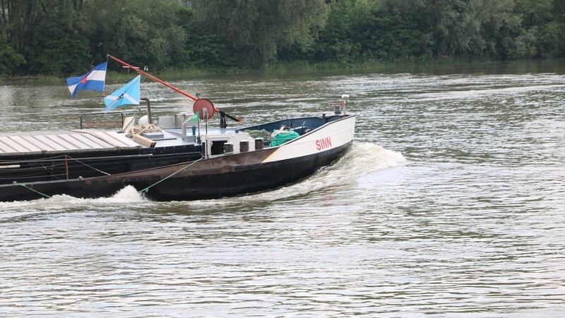 Ein Schiff namens Sinn schiebt sich auf der noch frei fließenden Donau voran. Um Hochwasserschutzmaßnahmen in diesem Bereich ging es im Stadtrat Bogen.