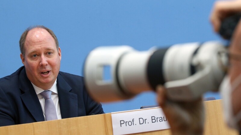 Helge Braun skizziert in einer Pressekonferenz seine Pläne für die CDU.
