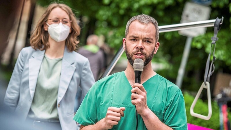 Eva Lettenbauer und Andreas Krahl bei der Protestaktion in München. Die Grünen wollen Pflegeberufe verbessern, durch Tariflöhne, eine bessere Ausbildung und mehr Mitspracherecht.