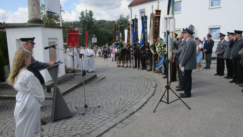 KSK-Vorsitzender Hans Seidl sprach vor dem Kriegerdenkmal zu den Vereinsabordnungen und teilnehmenden Bürgern.
