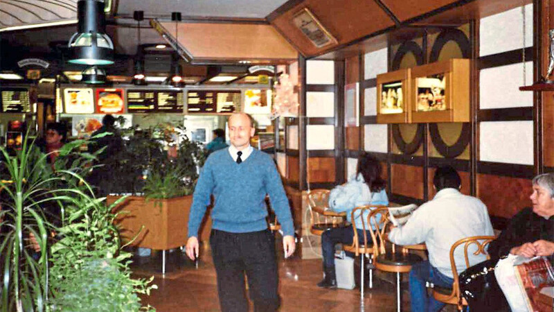 Hans Rampf im McDonald's in der Altstadt. Die Einrichtung war in den Anfangsjahren rustikal - dazu gab es Pflanzentröge.