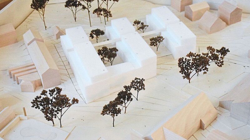 Im Modell kann man die städteplanerische Lösung von Architekt Michael Leidl mit dem durchlässigen Gebäude-Ensemble am besten erkennen. Zur Orientierung: Auf dem Bild links ist die Bäckerei Feß zu sehen und darunter der Platz mit dem Kriegerdenkmal.