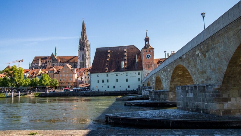 In der Nähe der Steinernen Brücke in Regensburg hat sich am Samstagmorgen ein Mann vor den Augen einer Frau selbst befriedigt.