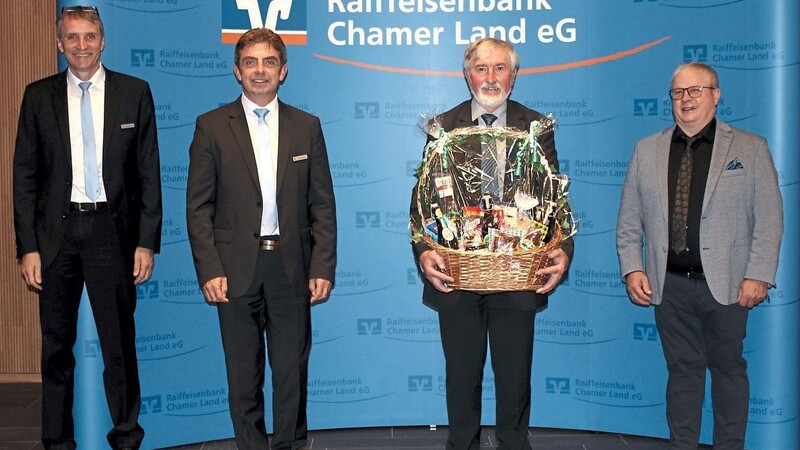 Die Raiffeisenbank-Vorstände Thomas Koch und Reinhard Paulus gemeinsam mit dem scheidenden Aufsichtsrat Josef Scherr und Aufsichtsratsvorsitzenden Alois Breu (von links).