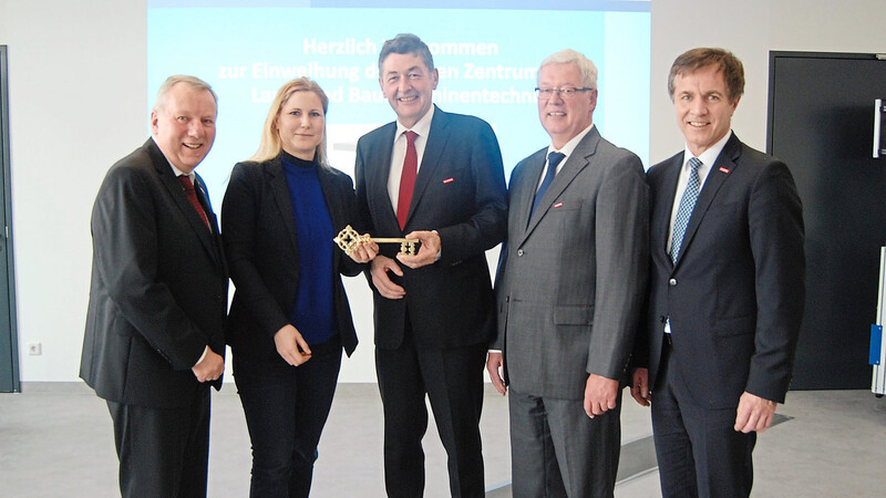 Hauptgeschäftsführer Jürgen Kilger, Architektin Angelika Greßmann, Präsident Dr. Georg Haber, Karl-Heinz Moser, Vizepräsident der Handwerkskammer und Hans Schmidt, stellvertretender Hauptgeschäftsführer (von links) bei der Schlüsselübergabe zum neuen Zentrum für Land- und Baumaschinentechnik der Handwerkskammer.