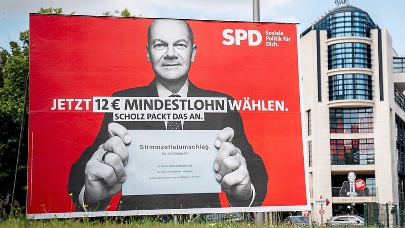 Mit großflächigen Plakaten hat Olaf Scholz im Wahlkampf für zwölf Euro Mindestlohn geworben. Am 1. Oktober soll es so weit sein. (Archivbild)