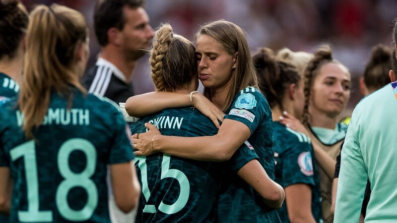 Das muss man erstmal verarbeiten: Die deutschen Fußball-Frauen spielen ein tolles EM-Turnier in England, kassieren im Finale aber eine bittere Niederlage. Klara Bühl (r.) und Giulia Gwinn trösten sich gegenseitig.