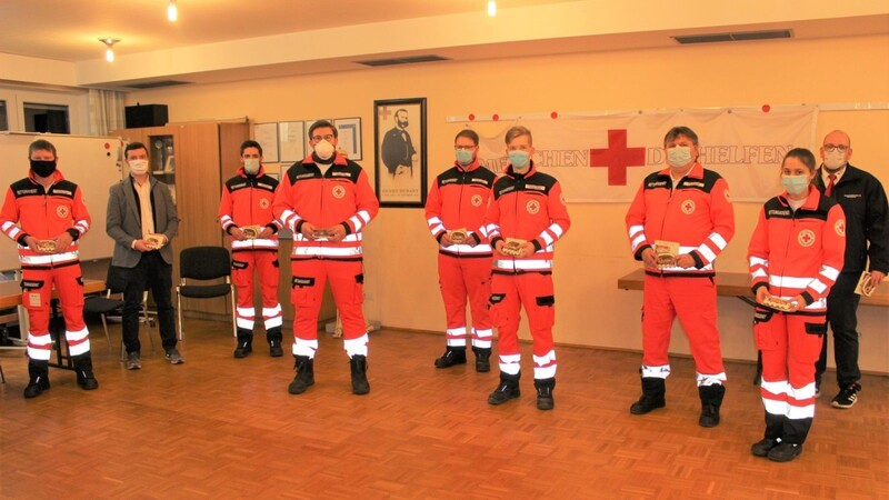Silvesterdienst beim BRK mit Rettungsdienstleiter Dominik Lommer (Zweiter von links) und Wachleiter Christian Pauli (rechts).