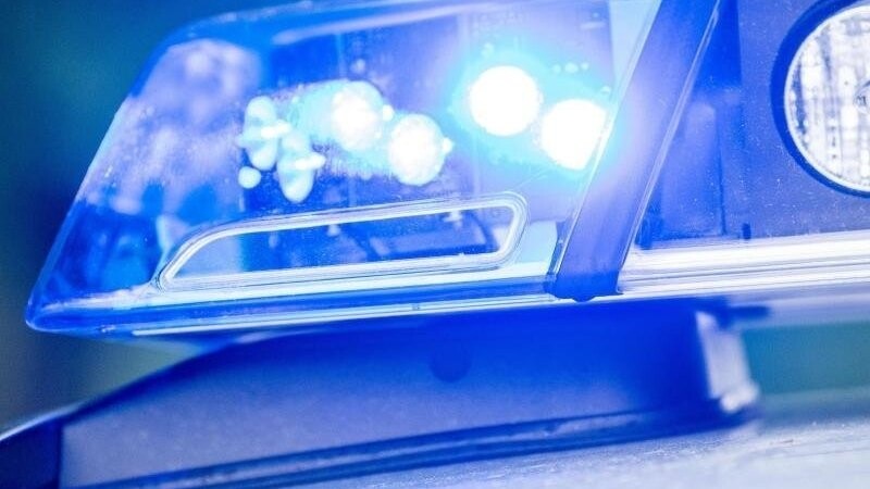Ein Blaulicht an einer Polizeistreife.
