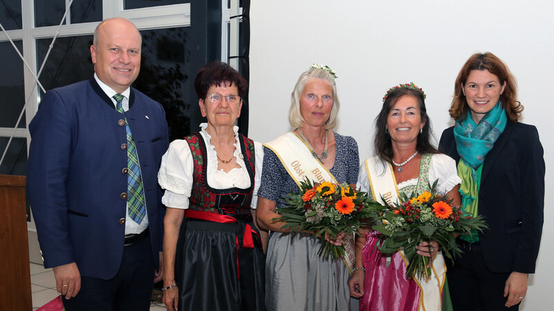 Irmgard Massinger (2.v.re.) bekam von ihrer Vorgängerin Monika Limmer (Mitte) und Vorsitzender Kuntze (2.v.li.) das Amt der Blumenkönigin übertragen. Es gratulierten Landrätin Schweiger (re.) und Bürgermeister Kiendl (li).