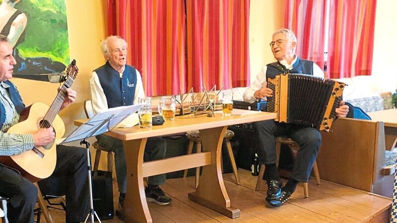 Verzichteten zugunsten der Ukrainehilfe auf die Gage: Gebhard Schöffmann, Gerold Keilhofer und Hermann Fischer (v. l.) spielten beim Starkbierfest im Klosterhof.
