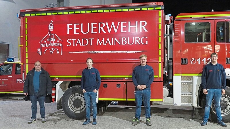 Klaus Massier, Johannes Feyrer, Max Langer und Mathias Lühr (v.l.) haben den V-LKW der Feuerwehr Mainburg bei der Firma Junghanns in Empfang genommen.
