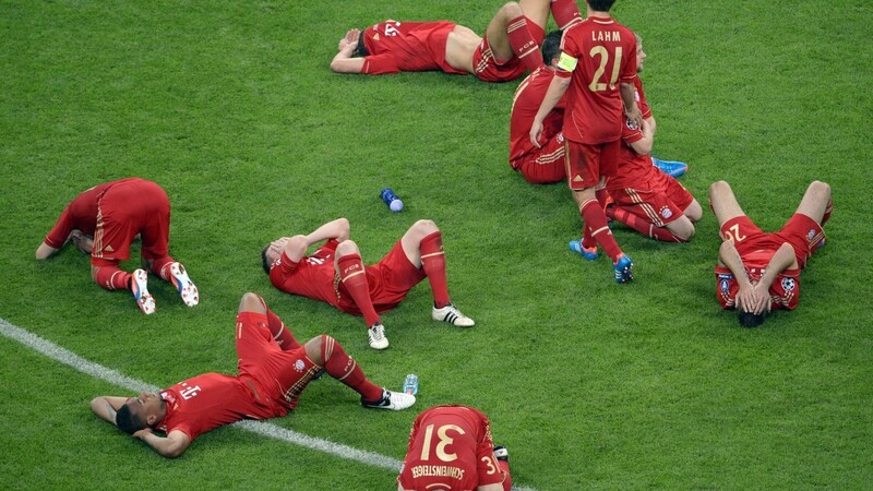 Aus dem "Finale dahoam" wurde 2012 ein "Albtraum dahoam": Die Spieler des FC Bayern München sind nach der Niederlage am Boden zerstört.