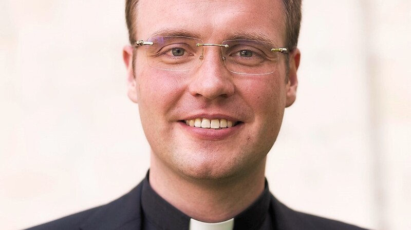 Neupriester Henrik Preuß ist seit September Kaplan in der Pfarreiengemein-schaft Ergoldsbach-Bayerbach.
