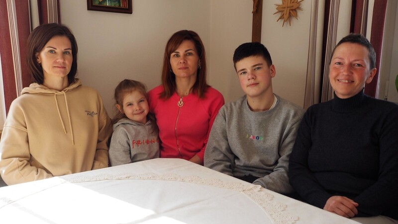 Die Schwestern Anna Polozenko und Natascha Proschenko, die mit ihren Kindern Sonja und Maxim aus dem umkämpften Kiew nach Arnbruck kamen, wurden von Lydia Gampe (re.) aufgenommen.