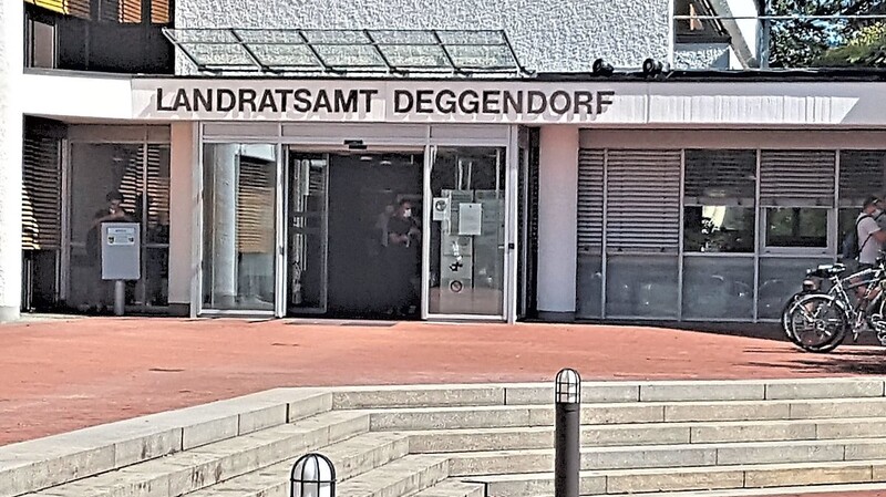 Ein Einbrecher hat kurz vor dem Wochenende das Landratsamt Deggendorf heimgesucht (Archivbild).