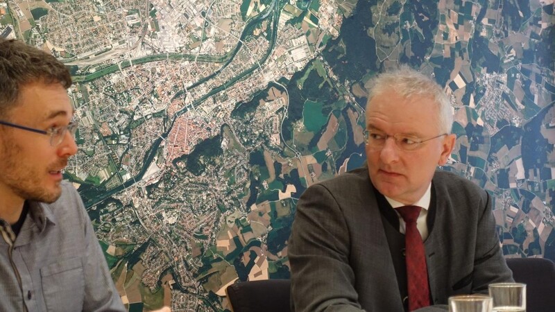 Der Landshuter Vorsitzende des Gutachterausschusses für Grundstückswerte stellte zusammen mit Oberbürgermeister Alexander Putz den neuen Immobilienmarktbericht vor.