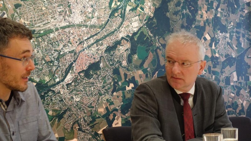 Der Landshuter Vorsitzende des Gutachterausschusses für Grundstückswerte stellte zusammen mit Oberbürgermeister Alexander Putz den neuen Immobilienmarktbericht vor.
