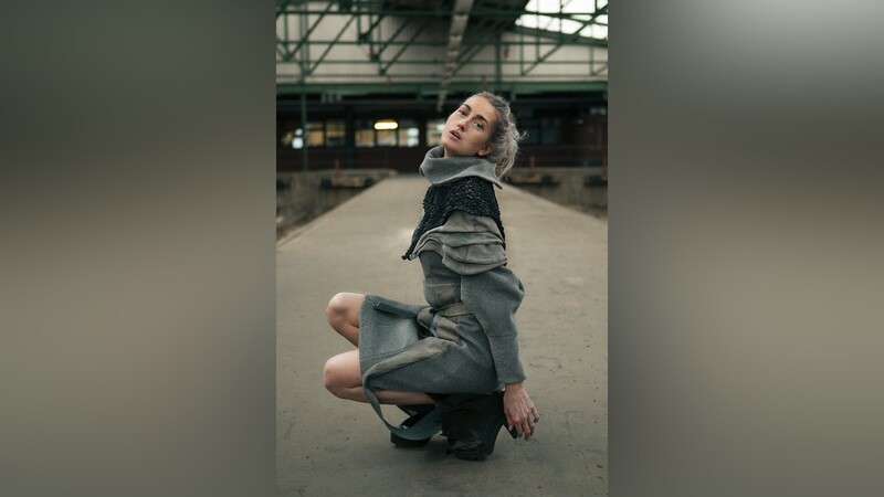 Dieses Outfit ist eine der Arbeiten der Straubinger Modedesignerin Nina Kramer.