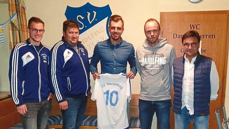 Der neue Spielertrainer Andreas Blüml (Mitte) mit 3. SV-Vorsitzendem Philip Nowag (v.l.), SV-Vorsitzendem Markus Menacher, 2. SV-Vorsitzendem Stephan Mayer und Christian Zistler.