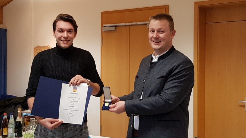 Benedikt Bauer (li.) erhält von Bürgermeister Johannes Vogl die Sportplakette der Gemeinde Drachselsried in Gold für seine sportlichen Leistungen im eSport.