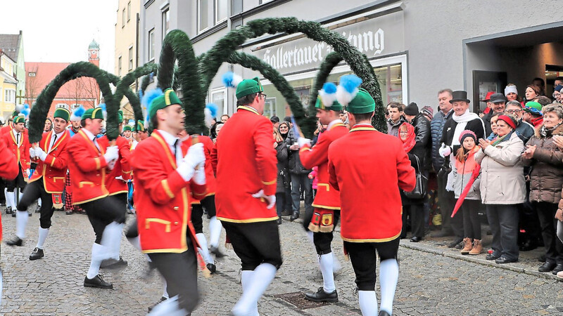 Die Mainburger Schäffler tanzten zum HZ-Jubiläum vor der Geschäftsstelle in der Mainburger Innenstadt.