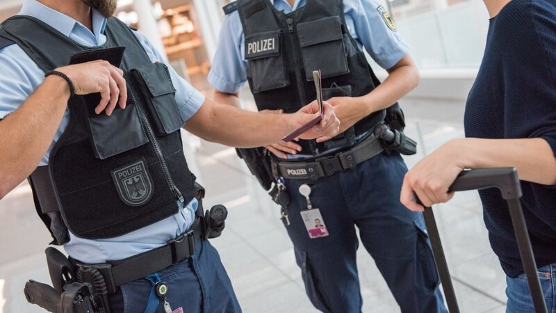 Bundespolizisten am Münchner Airport ziehen bei Grenzkontrollen täglich Reisende aus dem Verkehr, die keinen Ausweis vorzeigen können. So auch bei einer privaten Fahrt eines Bundespolizisten, der zwei syrische Männer nach Westfalen mit dem Auto mitnehmen wollte. (Symbolfoto)