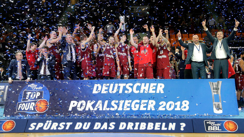 Erleichterung nach dem Krimi! Bayerns Basketballer feiern den Pokalsieg.