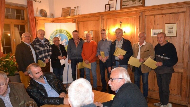 Neun Mitglieder erhielten von Ehrenvorsitzendem Peter Mittermeier und Vorsitzendem Michael Parzefall (v.l.) eine Ehrung für 50-jährige Treue zum Bezirksfischereiverein Straubing.