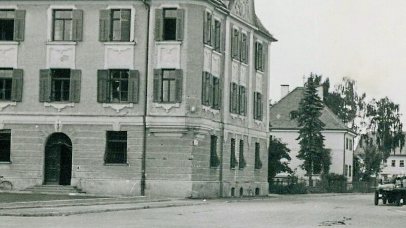1901 als Bezirksamt erbaut, beherbergt das markante Gebäude in der Regensburger Straße bis 1972 das Landratsamt des Landkreises Mainburg.