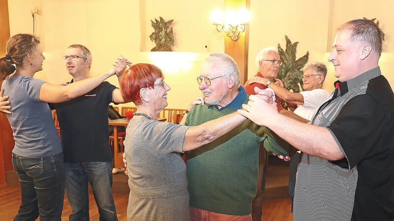 Gertrud Riederer-Eichacker (vorne) hat dem Tanzkurs für Krebserkrankte ihren neu erwachten Lebensmut zu verdanken. Mit ihrem Mann (Mitte) übt sie seitdem jeden Tag.