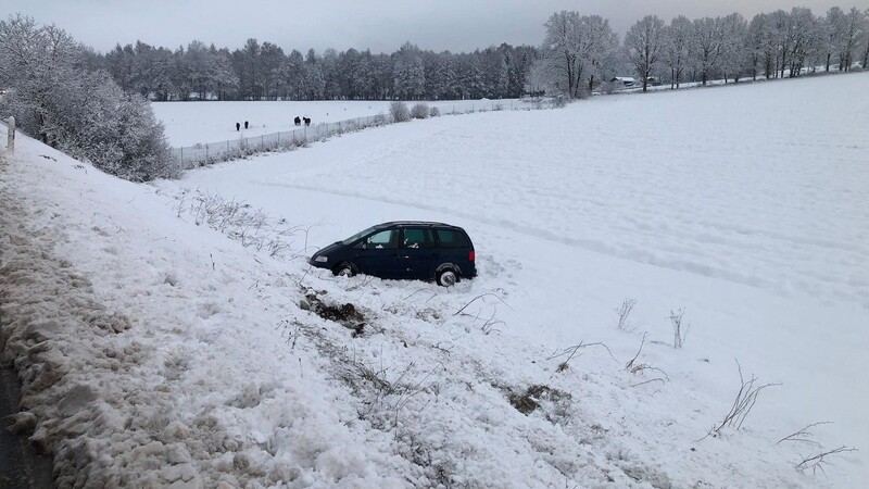 Dieser VW Sharan kam bei Drachselsried von der Fahrbahn ab. Der 25-jährige Fahrer und auch der Beifahrer blieben unverletzt.