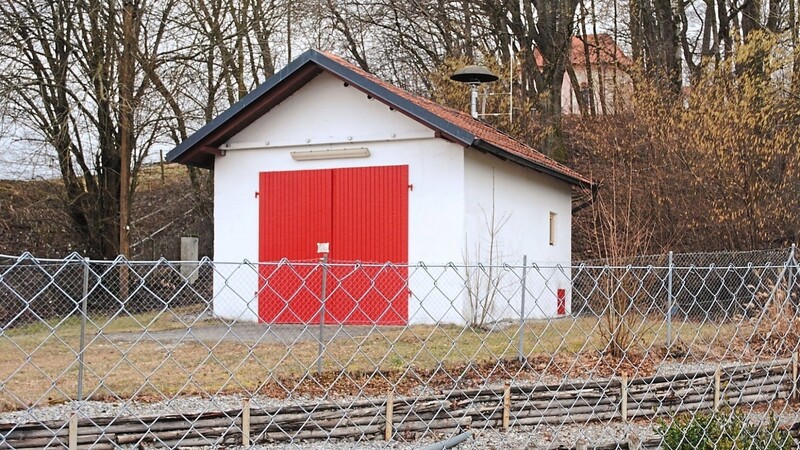 Hinter dem Löschteich steht das Feuerwehrgerätehaus von Hölskofen. Daneben sollen die zwei Mannschaftscontainer aufgestellt werden.