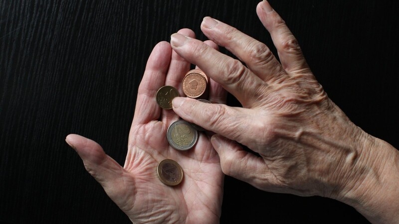 Die Leistungen bei der Rente sollten verbessert werden. Der Staat greift den Rentnern immer tiefer in die Tasche.