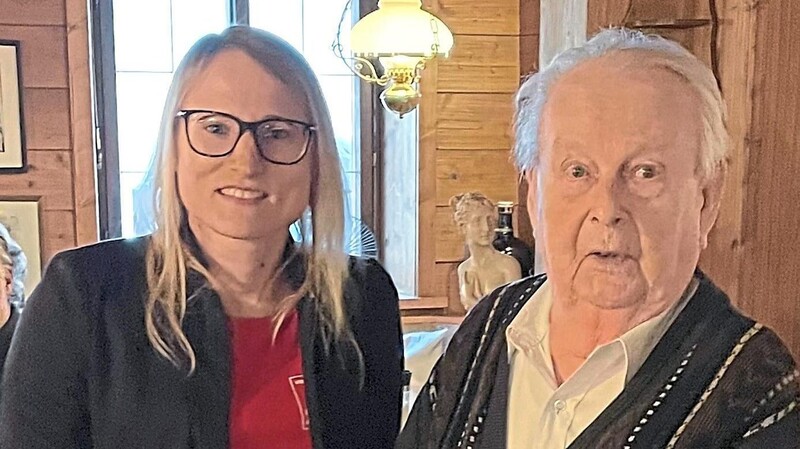 Ortsvorsitzende Martina Zelzer mit Paul Rutkowski, der seit sieben Jahrzehnten SPD-Mitglied ist.