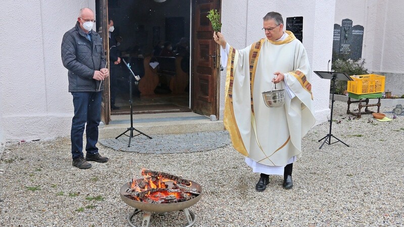 Am Vorplatz segnete Pfarrer Spielauer das Osterfeuer.