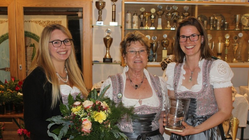 Die neuen Gaudamenleiterinnen Kathrin Hörmannskirchner und Claudia Forstmaier dankten der scheidenden Erika Plötz.