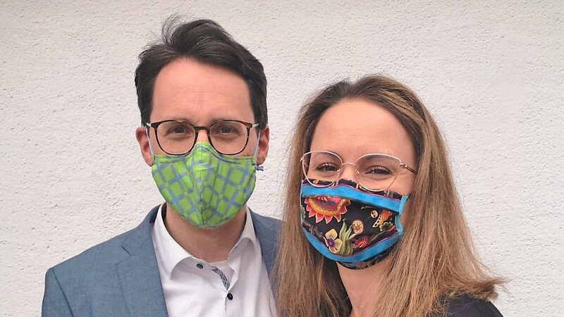 Gehen in diesen Krisenzeiten nur noch mit selbst gefertigten Mund-Nasen-Masken zum Einkaufen: Oberbürgermeister Dr. Christian Moser und seine Frau Patricia.