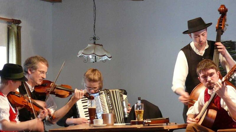 Der Heimatverein und der Förderkreis Volksmusik laden zum coronagerechten musikalischen Stelldichein im Biergarten beim Gasthof "d'Wiad" in Thalersdorf ein. Es spielt MWE.