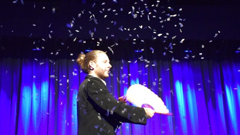 Die Zaubershow von Sebastian Nicolasbeinhaltete auch einen ordentlichen Schneefall.