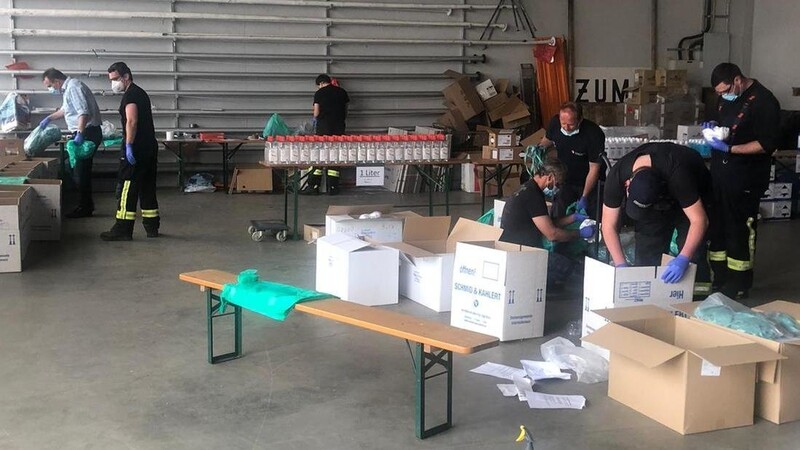 Insgesamt 50 Helfer stellten Desinfektionsmittel her und verteilten die Waren.