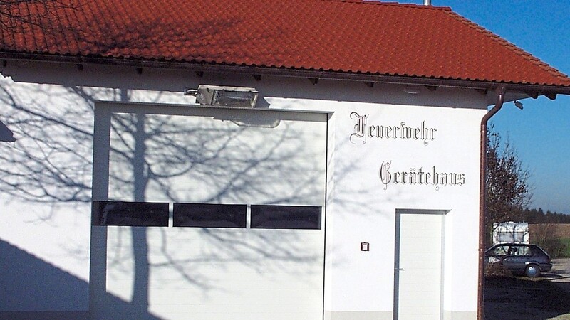 Das Feuerwehrhaus Schweinersdorf kurz vor der Fertigstellung im Juni 2001. Die Zukunft dieses Gebäudes ist noch völlig offen, teilte Bürgermeister Markus Stöber jetzt mit.