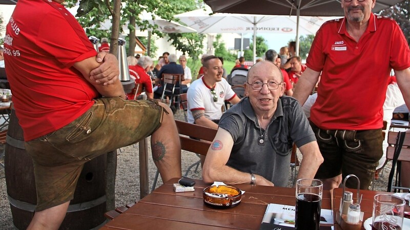 Nicht nur ein Tattoo, verbindet die drei FCB-Fans: Ehrenvorsitzender Helmut "Gandhi" Mayer (r.) holte den Holländer Alois van Loef (Mitte) zum Fanclub, bei dem nun Peter Pfligl Vorsitzenden ist.