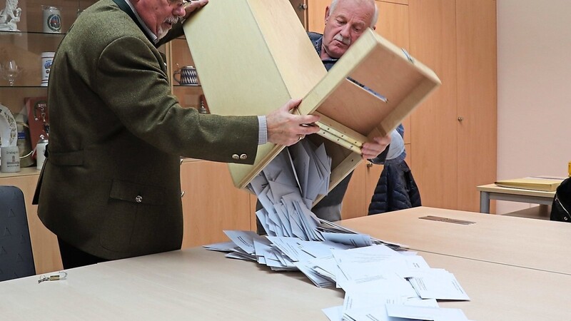 Die Wahlhelfer Anton Neumaier (l.) und Sebastian Kreitmeier entleeren im Rathaus kurz nach 18 Uhr die Wahlurne des Briefwahlbezirks 3 mit insgesamt 401 gültigen Stimmzetteln.