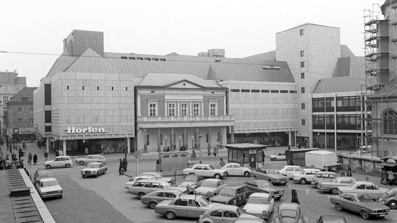 1973: Das neue Kaufhaus "Horten" steht und erfreut sich großer Beliebtheit. Noch können die Autos direkt vor der Tür parken.